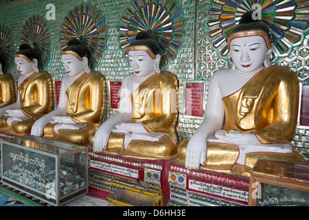 Statue di Buddha all'interno di u Min Thonze Pagoda, Sagaing, vicino a Mandalay, Myanmar (Birmania) Foto Stock