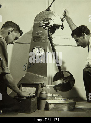 Questa fotografia mostra il personale e le operazioni dello stabilimento Convair/General Dynamics, un importante sito per lo sviluppo e la produzione di aeromobili e tecnologie spaziali. Foto Stock