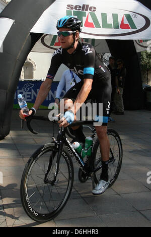 Pergine Valsugana, Italia. 18 Aprile, 2013. Ciclista Bradley Wiggins GBR) di Sky Procycling Team all'inizio della terza fase di 176,1 km delle escursioni in bicicletta da corsa su strada 'Giro del Trentino" Foto Stock