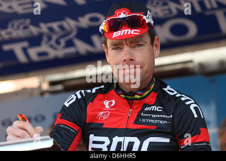 Pergine Valsugana, Italia. 18 Aprile, 2013. Ciclista Cadel Evans (AUS) di BMC Racing Team pone all'inizio della terza fase di 176,1 km delle escursioni in bicicletta da corsa su strada 'Giro del Trentino" Foto Stock