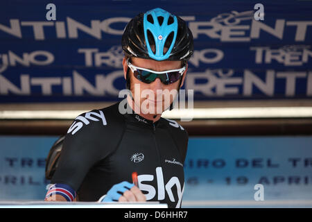 Pergine Valsugana, Italia. 18 Aprile, 2013. Ciclista Bradley Wiggins GBR) di Sky Procycling Team all'inizio della terza fase di 176,1 km delle escursioni in bicicletta da corsa su strada 'Giro del Trentino" Foto Stock