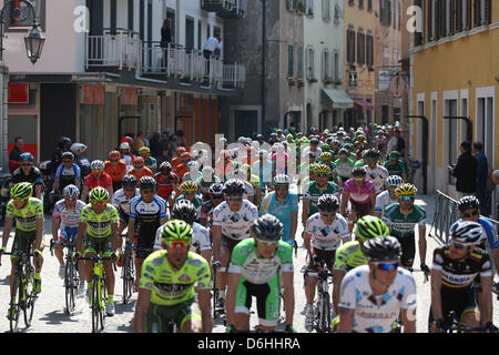 Pergine Valsugana, Italia. 18 Aprile, 2013. I ciclisti togliere all'inizio della terza fase di 176,1 km delle escursioni in bicicletta da corsa su strada 'Giro del Trentino" Foto Stock