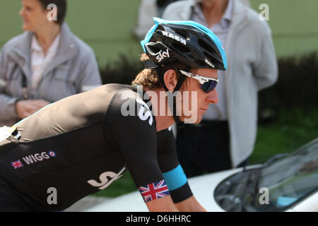 Pergine Valsugana, Italia. 18 Aprile, 2013. Ciclista Bradley Wiggins GBR) di Sky Procycling Team all'inizio della terza fase di 176,1 km delle escursioni in bicicletta da corsa su strada 'Giro del Trentino" Foto Stock