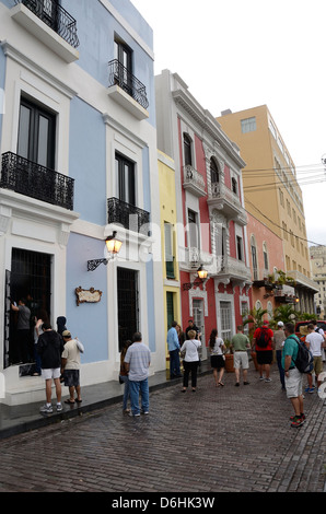 Gli edifici colorati e strada di ciottoli nella vecchia San Juan, Puerto Rico Foto Stock
