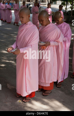 Le monache in coda per un pasto, Sakyadhita Thilashin Monastero Scuola, Sagaing, vicino a Mandalay, Myanmar (Birmania) Foto Stock