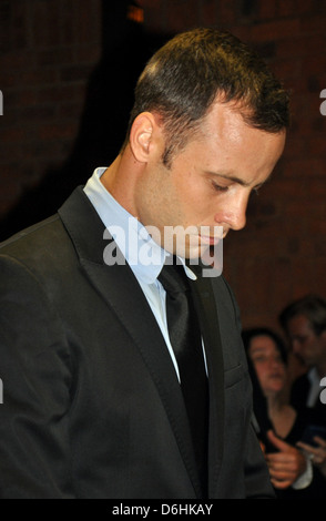 Oscar Pistorius nel dock durante la sua applicazione a staffa in tribunale per l'assassinio del suo modello ragazza Reeva Steenkamp Foto Stock