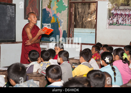 Monaco buddista di insegnare ai bambini, Mahagandhayon istituzione monastica, Amarapura, Mandalay Myanmar (Birmania) Foto Stock