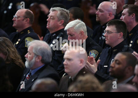 Boston, Massachusetts, USA. 18 Aprile, 2013. Boston ufficiali della polizia di ascoltare come Barack Obama parla a un interfaith servizio di preghiera per le vittime della Maratona di Boston attacco intitolata 'guarire la nostra città", presso la Cattedrale di Santa Croce, il 18 aprile 2013 a Boston, Massachusetts.ople un Foto Stock