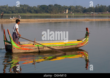 Fisherman canottaggio la sua barca sul Lago Taungthaman, Amarapura, Mandalay Myanmar (Birmania) Foto Stock