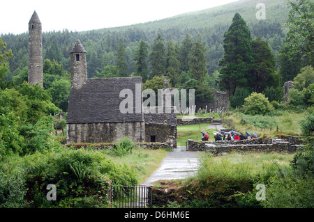 Antiche rovine monastiche di San Kevin in Wicklow Mountains, Glendalough, County Wicklow, Irlanda Foto Stock