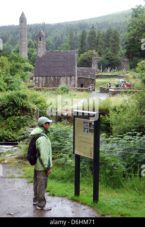 Antiche rovine monastiche di San Kevin in Wicklow Mountains, Glendalough, County Wicklow, Irlanda (MR) Foto Stock