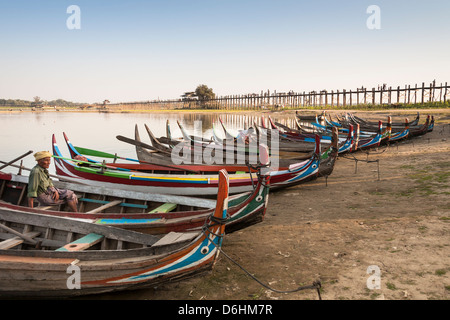 Barche sul lago Taungthaman accanto all'U Bein ponte di legno, Amarapura, Mandalay Myanmar (Birmania) Foto Stock