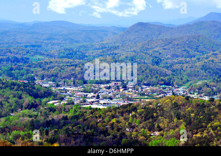 Una vista a distanza di una città nelle Smoky Mountains da un si affacciano Foto Stock