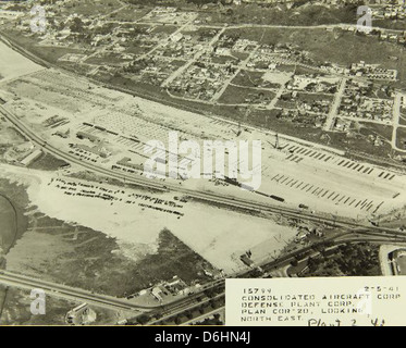 Questa fotografia cattura il personale e le operazioni dello stabilimento Convair/General Dynamics, un'importante struttura per lo sviluppo di tecnologie aerospaziali e aerospaziali avanzate a San Diego. Foto Stock