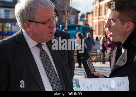 Derby UK | Rt Hon Patrick McLoughlin MP (sinistra) Segretario di Stato per il trasporto essendo intervistato da un giornalista della BBC durante l'apertura ufficiale del rinnovo del Derby stazione ferroviaria Foto Stock