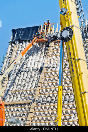 Apr 10, 2013 - Christchurch, Nuova Zelanda - da una cattedrale di cartone in una libreria in un frigo, queste immagini mostrano i modi innovativi di persone di Christchurch sono sempre su con la loro vita più di due anni dopo il terremoto. Idee creative, doppiato gap filler, sono schioccando in tutta la città in un tentativo di sostituire temporaneamente e migliorare gli edifici in cui sono state danneggiate e distrutte nel disastro. Il 22 febbraio 2011 Christchurch 6.3 terremoto ha ucciso 185 persone e appiattita di edifici. Nella foto: milioni di cartone cattedrale. essendo costruito, il £2milioni di progetto, che sarà sede 70 Foto Stock