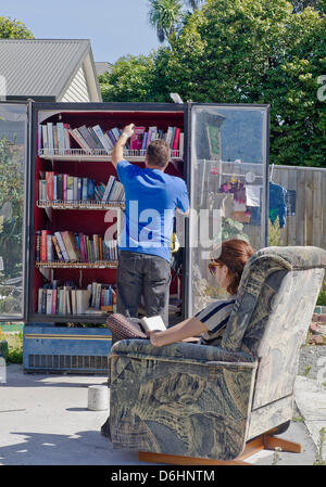 Apr 10, 2013 - Christchurch, Nuova Zelanda - da una cattedrale di cartone in una libreria in un frigo, queste immagini mostrano i modi innovativi di persone di Christchurch sono sempre su con la loro vita più di due anni dopo il terremoto. Idee creative, doppiato gap filler, sono schioccando in tutta la città in un tentativo di sostituire temporaneamente e migliorare gli edifici in cui sono state danneggiate e distrutte nel disastro. Il 22 febbraio 2011 Christchurch 6.3 terremoto ha ucciso 185 persone e appiattita di edifici. Nella foto: una piccola comunità di fortuna prenota exchange alloggiato su di un vetro della porta del frigorifero. (Credito Im Foto Stock