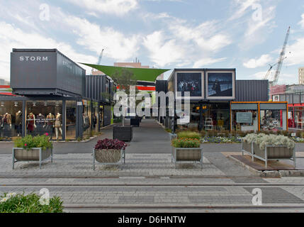 Apr 09, 2013 - Christchurch, Nuova Zelanda - da una cattedrale di cartone in una libreria in un frigo, queste immagini mostrano i modi innovativi di persone di Christchurch sono sempre su con la loro vita più di due anni dopo il terremoto. Idee creative, doppiato gap filler, sono schioccando in tutta la città in un tentativo di sostituire temporaneamente e migliorare gli edifici in cui sono state danneggiate e distrutte nel disastro. Il 22 febbraio 2011 Christchurch 6.3 terremoto ha ucciso 185 persone e appiattita di edifici. Nella foto: Acciaio i contenitori di spedizione come quelli utilizzati su oceaniche cargo casa alcuni del bus Foto Stock