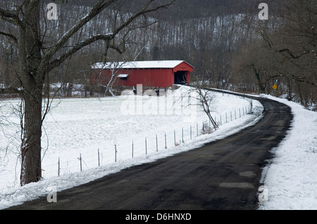 Strada che conduce al Busching ponte coperto su Laughery Creek nella contea di Ripley, Indiana Foto Stock