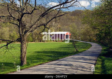 Strada che conduce al Busching ponte coperto su Laughery Creek nella contea di Ripley, Indiana Foto Stock