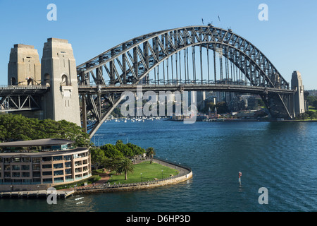 Il Ponte del Porto di Sydney e il Park Hyatt Sydney Hotel in una giornata di sole. Foto Stock