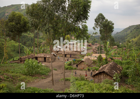 Colline e villaggi segnano il paesaggio del territorio di Masisi, Provincia del nord Kivu nell est della Repubblica democratica del Congo. Foto Stock