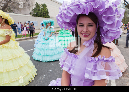 Le giovani ragazze che indossano southern belle costumi - USA Foto Stock