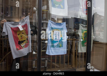 Un negozio la visualizzazione di Margaret Thatcher's T shirt a Londra dal 16 aprile a Londra, 2013. Foto di: faimages/Fuat Akyuz Foto Stock