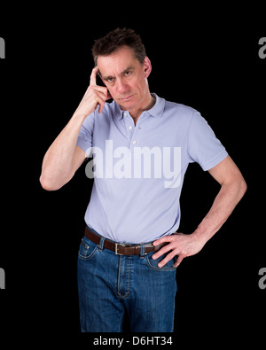 Accigliata confuso la mezza età uomo graffiare la testa nel pensiero su sfondo nero Foto Stock