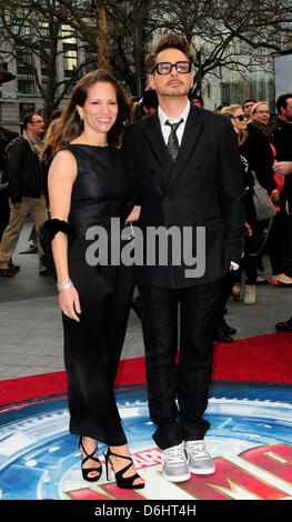 Londra, Regno Unito. 18 Aprile, 2013. Susan Downey ; Robert Downey Jr ; assiste il Regno Unito Premiere di Iron Man 3 di Odeon Leicester Square di Londra. Foto Stock