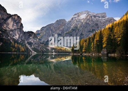 Braies, parco naturale Fanes Sennes Braies, Sud Tirolo, Alto Adige, Italia. Il Lago di Braies (Lago di Braies, Lago die Braies). Foto Stock