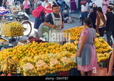 Arancione e banana allo stallo e Tlacolula mercato domenicale, stato di Oaxaca, Messico, America del Nord Foto Stock