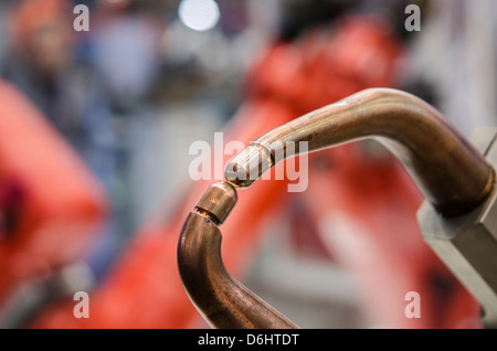 Robot industriale utensile di saldatura a distanza ravvicinata. Foto Stock