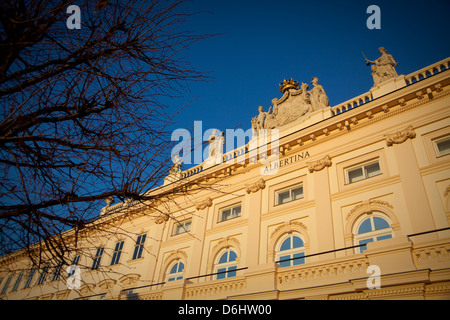 Galleria Albertina immerso nella luce del sole invernale, Vienna Austria Foto Stock