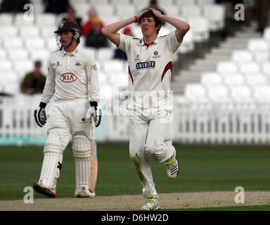 18.04.2013 Londra, Inghilterra. Jamie Overton del Somerset CCC durante la contea di LV Divisione campionato 1 gioco tra il Surrey e Somerset dall'ovale. Foto Stock