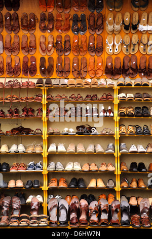 Scarpe e sandali sul display in un mercato di Firenze Italia Foto Stock