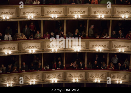 Opera di Stato di Vienna pubblico Foto Stock