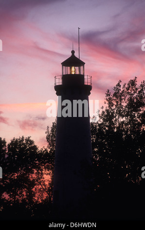 Tawas Point Lighthouse sul Lago Huron al tramonto in Iosco County, Michigan Foto Stock