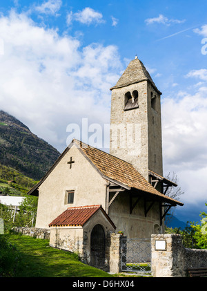 Alto Adige - Italia La romanica chiesa di Sankt Procolo (San S. Procolo) vicino a Naturno (naturno) in Val Venosta (Val Venosta). Foto Stock