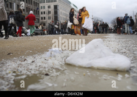 Berlino, Germania, spazzatura dopo che il cuscino lotta sulla Pariser Platz Foto Stock