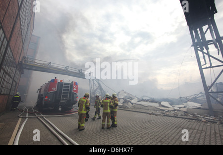 Berlino, Germania, di spegnere il fuoco funziona in città Berlin-Siemens Foto Stock