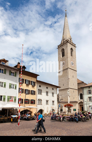 Alto Adige - Italia Il villaggio di Caldaro sulla Strada del Vino). Chiesa parrocchiale Mariae Himmelfart. Foto Stock