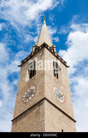 Alto Adige - Italia Il villaggio di Caldaro sulla Strada del Vino). Chiesa parrocchiale Mariae Himmelfart. Foto Stock