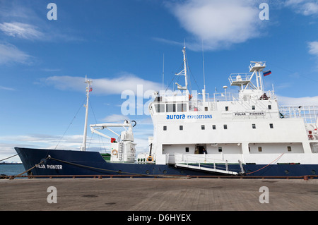 L'Europa, Norvegia Isole Svalbard, Longyearbyen. Aurora tour spedizioni polari nave ormeggiata Pioneer procedure Dockside Wizard. Foto Stock