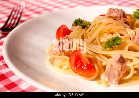 Messa a fuoco selettiva nel mezzo di spaghetti nella piastra Foto Stock