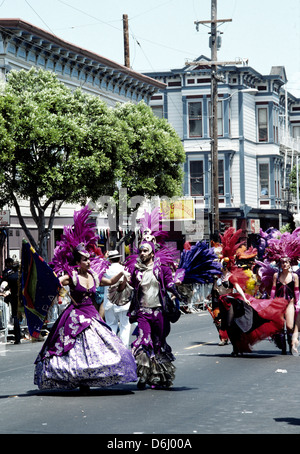Costume celebranti danza sul quartiere Mission Street durante il Cinco de Mayo celebrazione Foto Stock