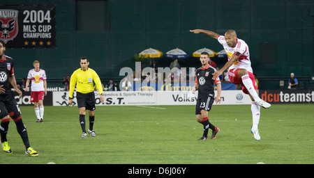 13 aprile 2013 NY4 New York Red Bulls avanti Thierry Henry (14) Henry mostra la sua forma dopo il tiro della palla. Foto Stock