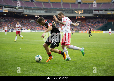 16 aprile 2013 D.C Uniti Chris Korb (22) mantiene la palla lontano da NY RedBulls Jonny Steele (22). Foto Stock