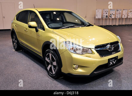 Il Giappone del Fuji Heavy Industries, noto come Subaru, visualizza la società del primo sistema ibrido veicolo prototipo chiamato Subaru XV Hybrid durante una presentazione tecnica al Bellesalle Shinjuku Central Park a Tokyo il 18 aprile 2013 Foto Stock