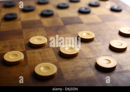 Girato a colori di un'annata di bozze o a dama gioco di bordo. Foto Stock